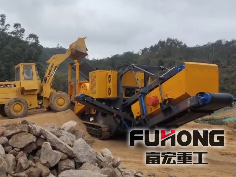 履帶式花崗巖移動顎式破碎機(jī)現(xiàn)場